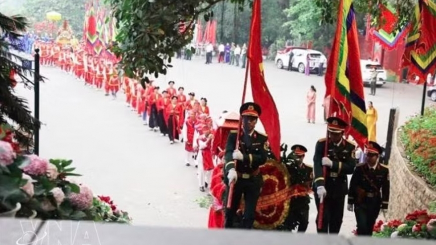 Incense offering honours Hung Kings at festival opening